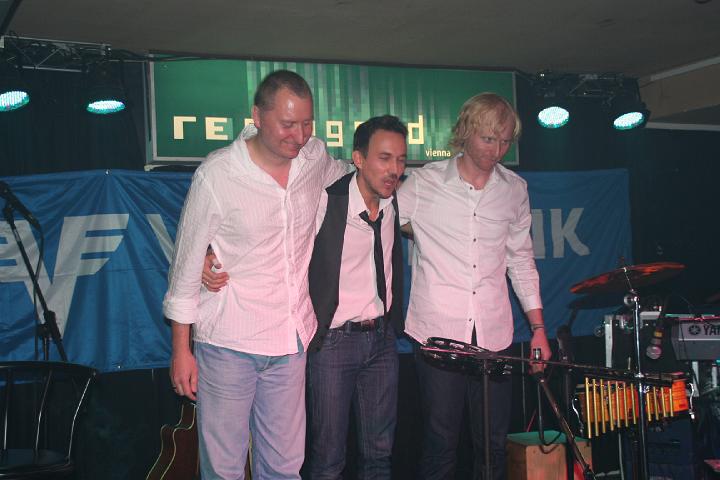 2008-11-28 M3_live at replugged 205.jpg